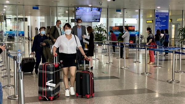 Immigration procedures at Noi Bai airport (Ha Noi)