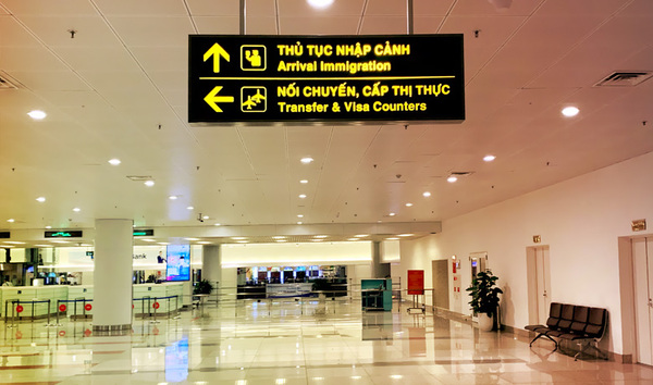 Immigration procedures at Noi Bai airport (Ha Noi)