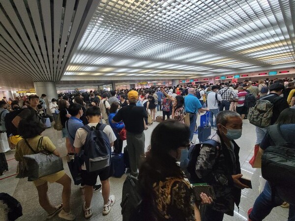 Immigration procedures at Tan Son Nhat airport (Ho Chi Minh)