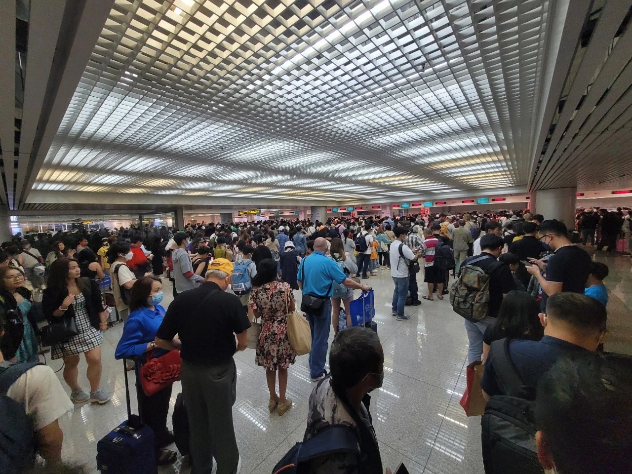 Immigration queue at Tan Son Nhat can be extremely long (Source: Baothanhnien)