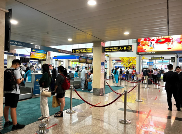 Visa application at Tan Son Nhat Airport according to standard procedures