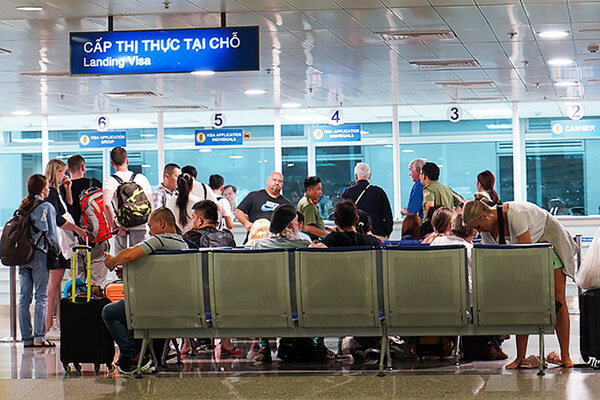 Applying visa request at Tan Son Nhat airport with urgentvisatovietnam.com