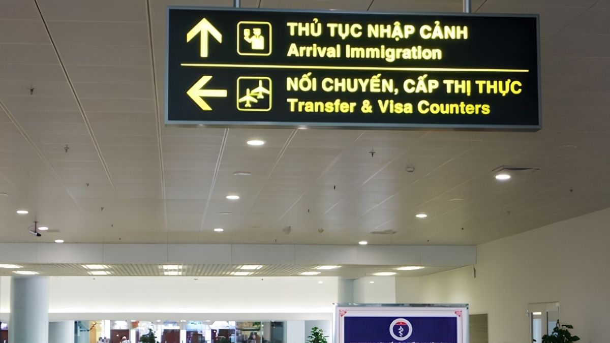 Direction signs inside Noi Bai Terminal 2 showing the route to Arrival Immigration and the Transfer & Visa Counters (Source: Collected)