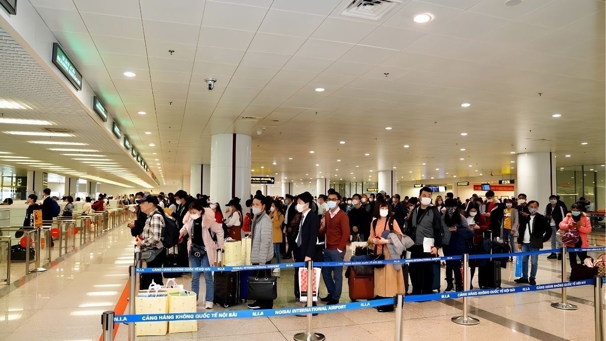 Queues get longer when several international flights arrive together, then ease once the rush passes (Source: Bao Chinh Phu)