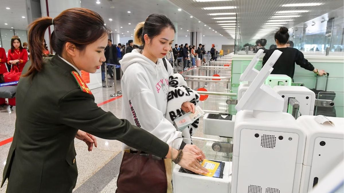 Automated immigration gates at Terminal 2 of Noi Bai International Airport (Source: Bao Nhan Dan)