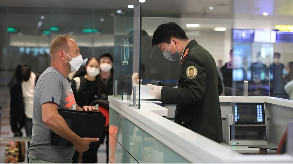 Keep your passport, visa documents and PAI QR code together before reaching the immigration counter (Source: en.sggp.org.vn)